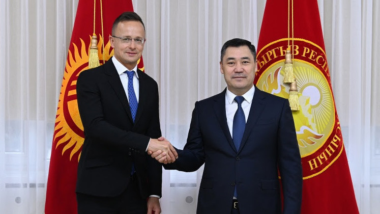 Президент Садыр Жапаров принял министра внешнеэкономических связей и иностранных дел Венгрии Петера Сийярто