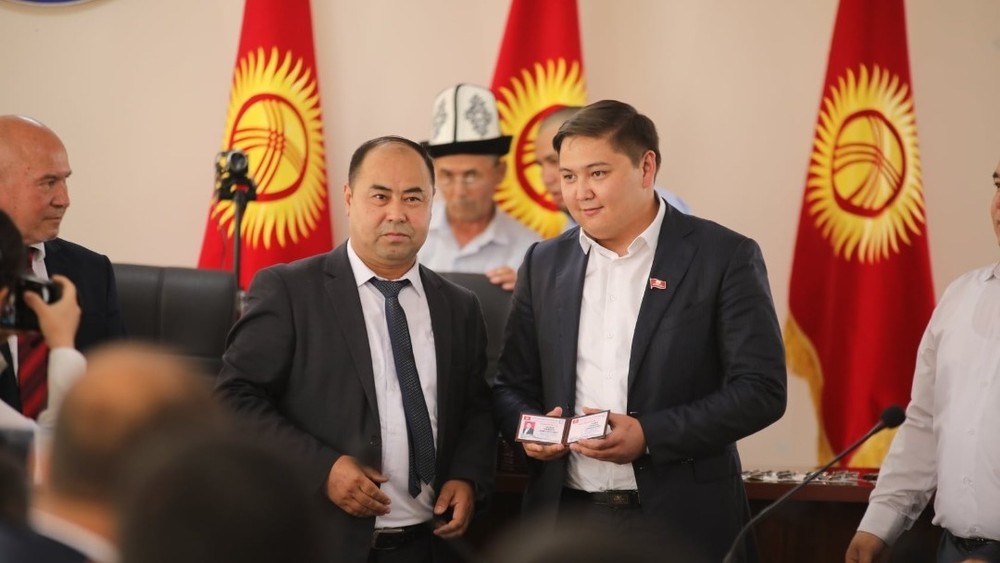 Тай-Мурас Ташиев (справа) получает депутатский мандат