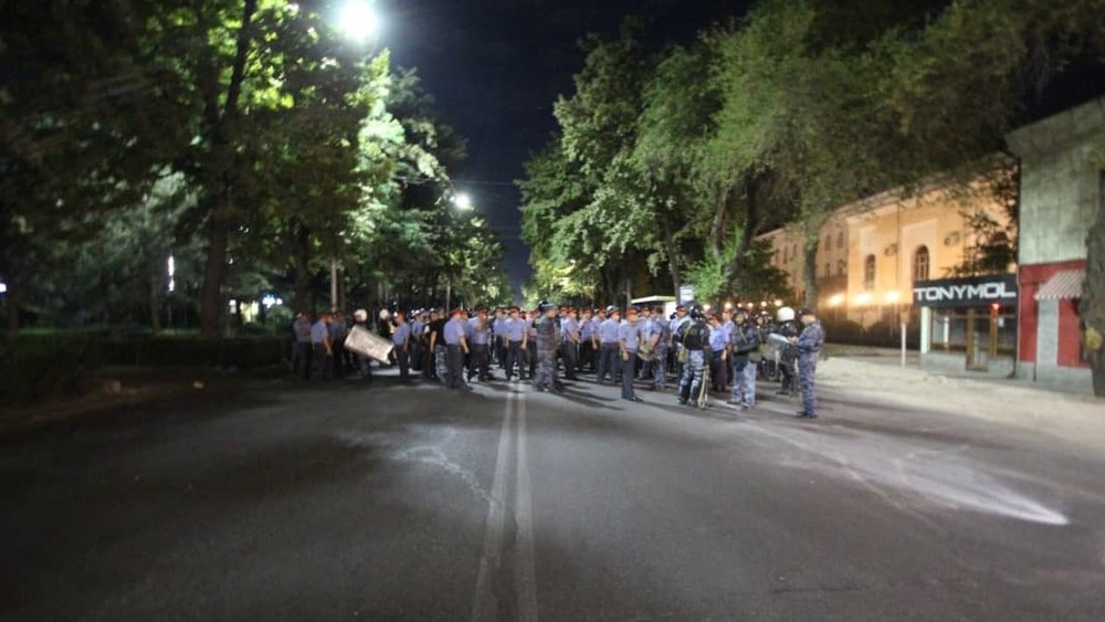 Правоохранители во время разгона митингующих