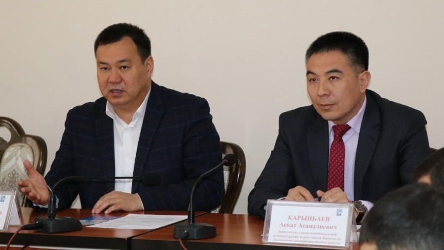 Аскат Карынбаев (оң тарапта)