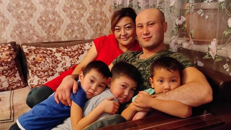 Военнослужащий Майрамбек Шазыдаев с семьей
