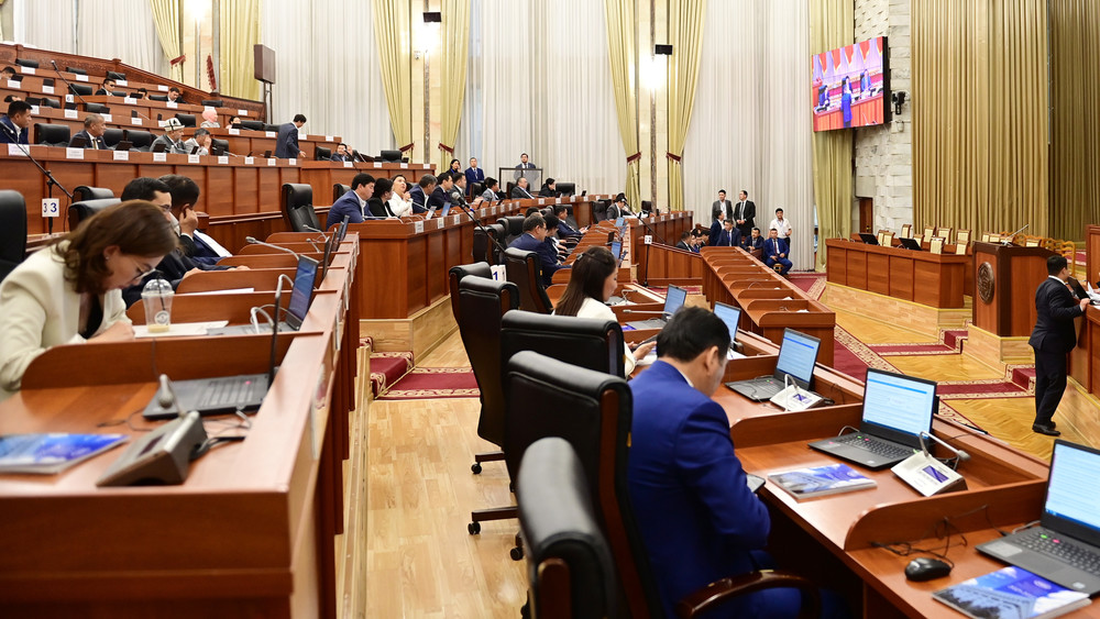 8 законопроектов. Парламент Кыргызстана депутаты 2022. Изменения в законопроект.