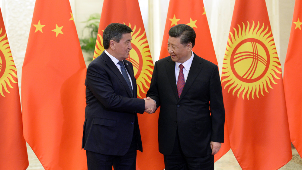 Сооронбай Жээнбеков и Си Цзиньпинь на встрече в Пекине