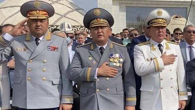 Слева направо: глава МВД Улан Ниязбеков, глава ГКНБ Камчыбек Ташиев и генпрокурор Курманкул Зулушев