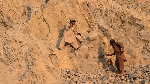 CentralAsia: В Би-би-си рассказали кому достанутся несметные сокровища Афганистана: медь, золото и литий при талибах - Vimarsana News