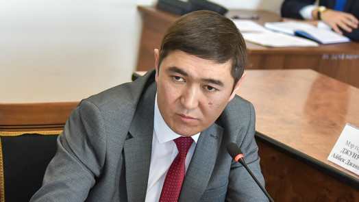 Азат Узаков