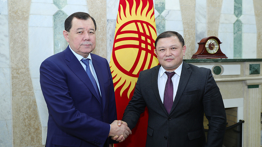 Посол Казахстана в Кыргызстане Карим Кокрекбаев и спикер Жогорку Кенеша Дастан Джумабеков