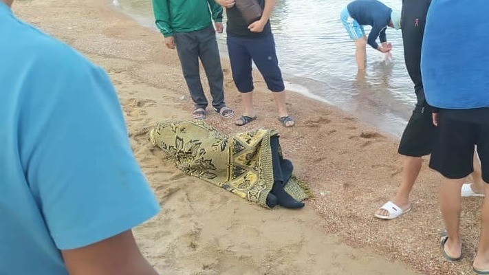Утонул и умер. Утонул юноша на Иссык Куле. Парни на пляже в Крыму.