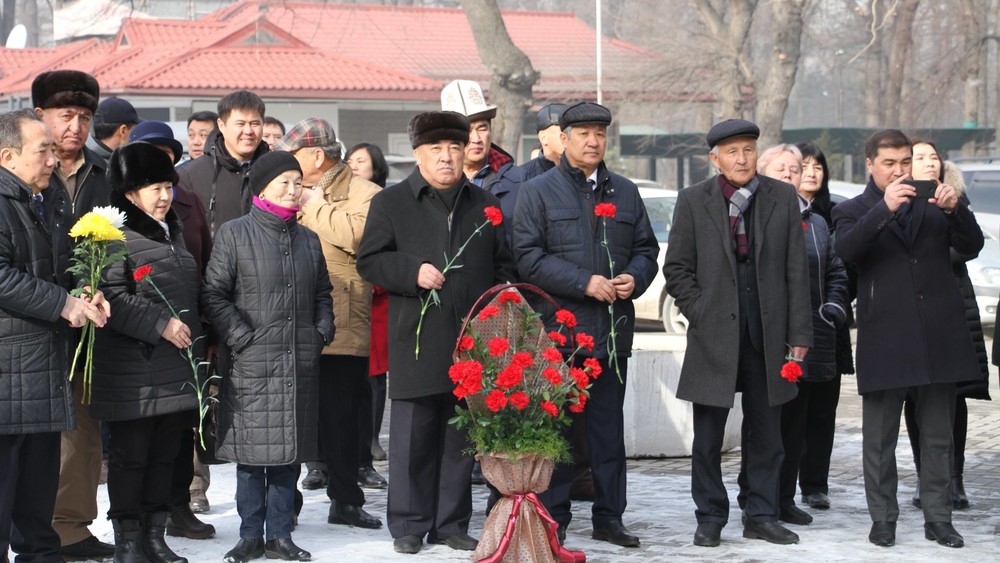 Возложение цветов к памятнику Чолпонбека Базарбаева