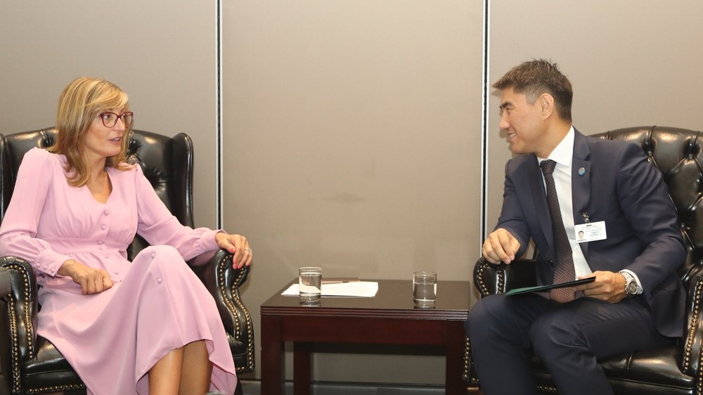 Министр иностранных дел Кыргызстана Чингиз Айдарбеков и заместитель премьер-министра, министр иностранных дел Болгарии Екатерина Захари