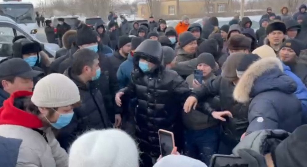 Казтаг kz новости. Казахстан сейчас обстановка. Митинг в Казахстане 2023. Пакуют митингующих в автобус в Казахстане. Казахстан сегодня новости самые свежие.