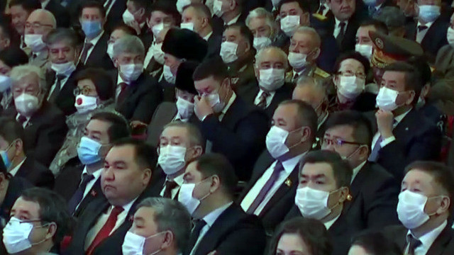 Экс-президент Роза Отунбаева, и.о. президента Талант Мамытов и экс-президент Сооронбай Жээнбеков