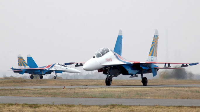 Российские истребители Су-27 на авиабазе в Канте