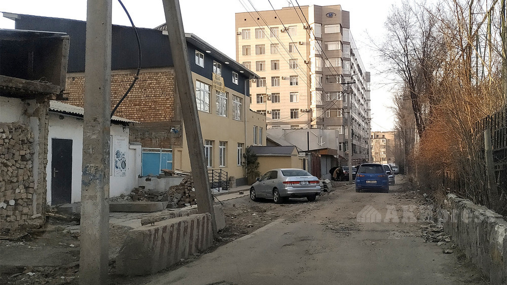 Снос заборов на ул.Усенбаева, где идет ремонт дороги