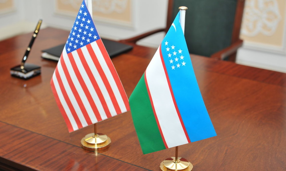 флаги Узбекистана и США
