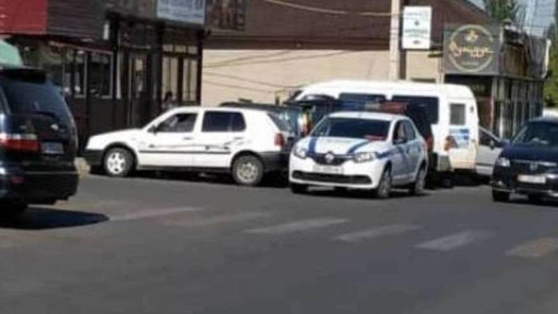 Сотрудникам патрульной милиции, которые неправильно припарковались возле Орто-сайского рынка, вынесено предупреждение