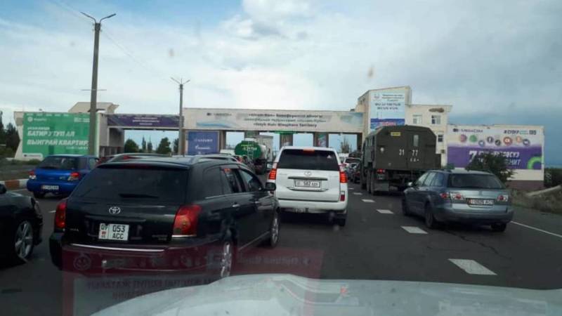 На въезде в Балыкчы огромная пробка. Фото