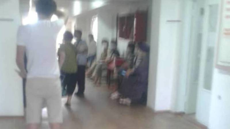 В поликлинике Токмока образовалась очередь, принимает только один врач. Фото очевидца
