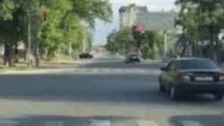 На пересечении Льва Толстого-Логвиненко водитель машины нарушил ПДД. Видео