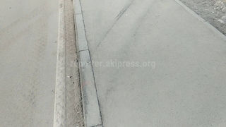 Бишкекчанин: В Среднем Джале разрушается недавно отремонтированный тротуар из-за грузовиков