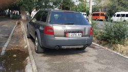 На ул.Токтогула водитель припарковал свою Audi A4 на тротуаре, - бишкекчанин. Фото