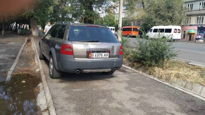 На ул.Токтогула водитель припарковал свою Audi A4 на тротуаре, - бишкекчанин. Фото