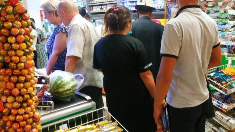 В супермаркете в Сокулуке не соблюдается дистанция, многие без масок. Фото очевидца