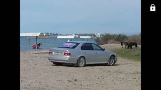 Сезон открыт: Машины заехали на пляж озера Иссык-Куль