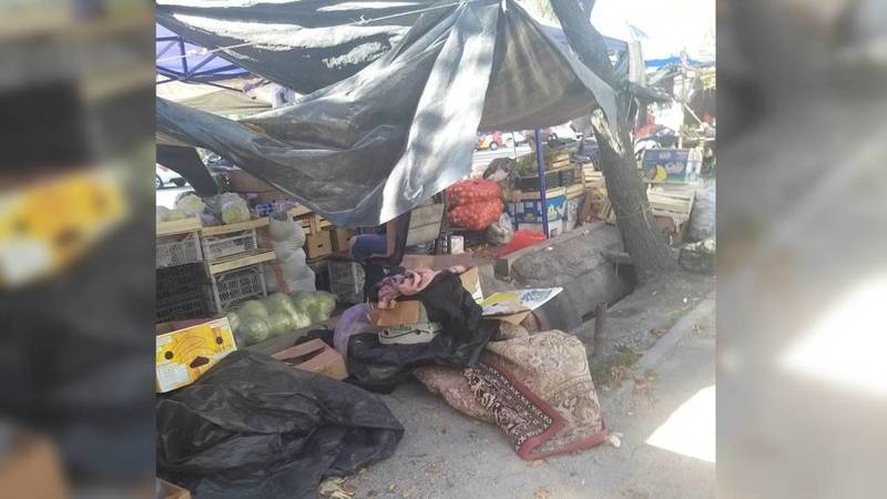 Горожанин жалуется на стихийную торговлю по улице Ауэзова