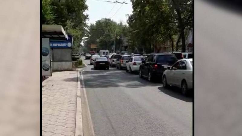 Машины выезжают на встречную полосу на улице Московской