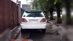 Lexus припарковался на тротуаре на ул.Элебаева