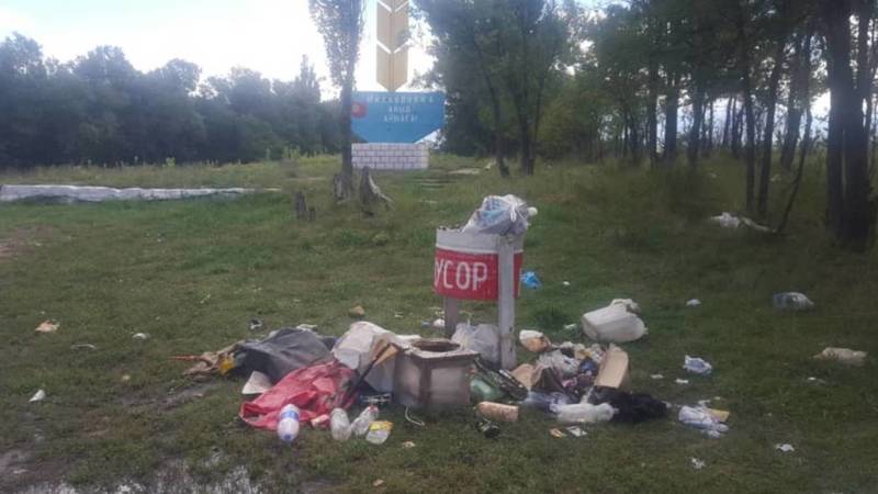 Очевидец жалуется на мусор за общественным туалетом на трассе Тюп—Каракол. Видео