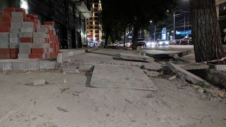 В Бишкеке на участке ул.Токтогула брусчатку положили неровно (фото)