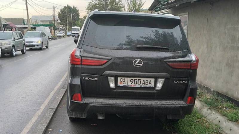 Lexus LX 570 заехал на тротуар на ул.Кайназарова. У него уже есть 19 штрафов на 31,5 тыс. сомов
