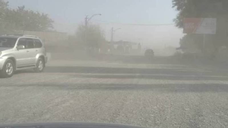 Житель Кызыл-Кии жалуется на пыль и грязь на ул.Кулатова. Видео