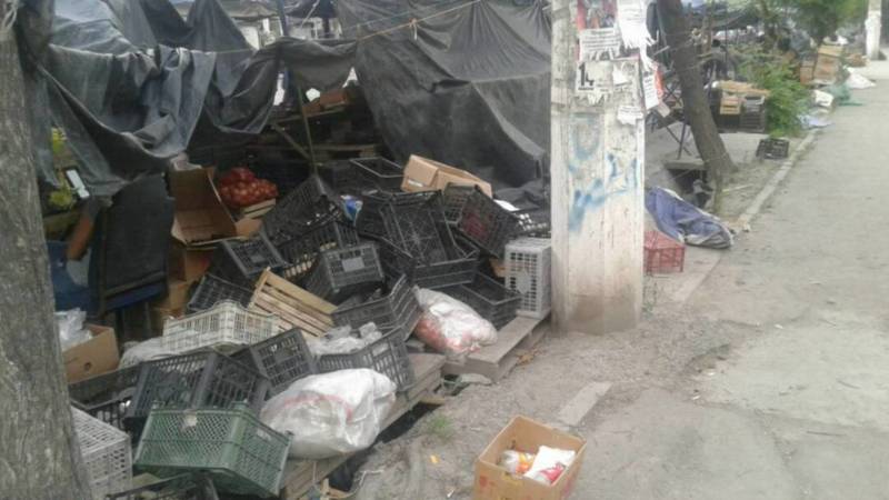 На ул.Ауэзова уличные торговцы оставляют горы мусора, - горожанин Нигмат