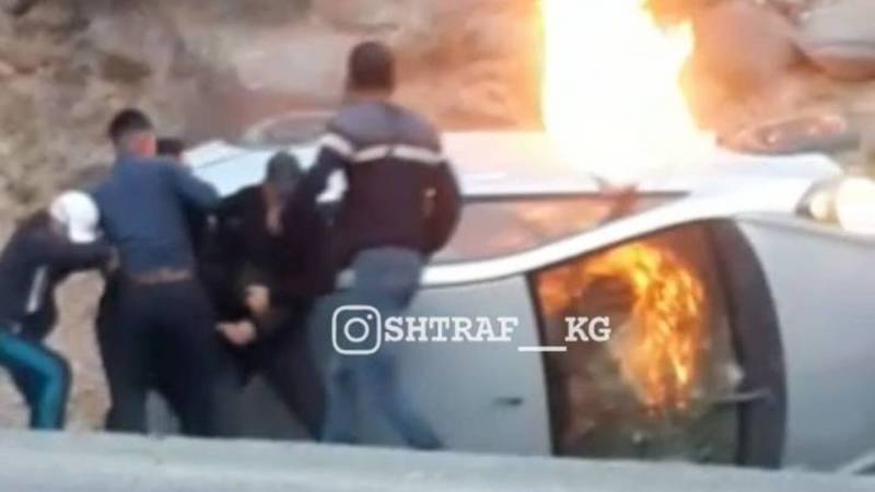 На дороге Бишкек—Ош сгорела машина, очевидцы вытащили пассажиров. Видео