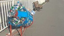На Южной магистрали мусоросборники забиты бутылками, - горожанка