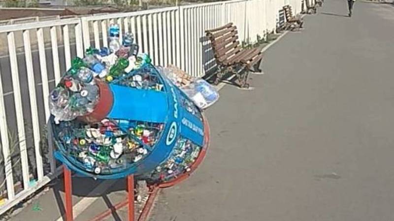 На Южной магистрали мусоросборники забиты бутылками, - горожанка