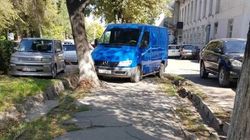 На ул.Орозбекова бус «Мерседес» со штрафами на 13,5 тыс. сомов припаркован на тротуаре