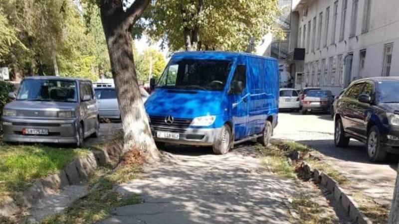 На ул.Орозбекова бус «Мерседес» со штрафами на 13,5 тыс. сомов припаркован на тротуаре