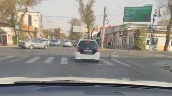 В Бишкеке водитель «Хонды Фит» нарушил ПДД, - горожанин