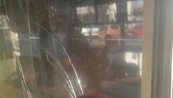 В троллейбусе №4 заводское стекло заменено на обычное листовое, - очевидец