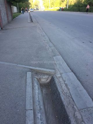 Мэрия Бишкека: На момент сдачи в эксплуатацию арык на ул.Боконбаева не был тупиковым