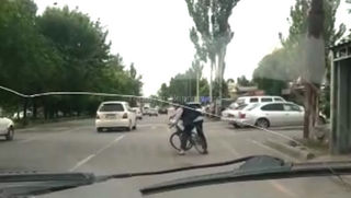 Видео — Велосипедист создал аварийную ситуацию на дороге, он пьян? - очевидец