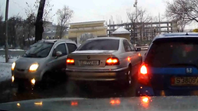BMW 520 выехал на встречку на Койбагарова. Видео