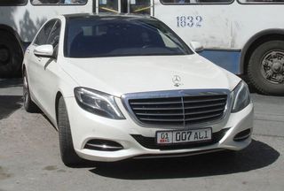 В Бишкеке замечен Mercedes с сомнительным госномером