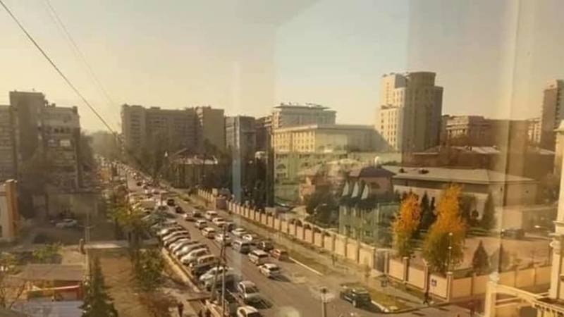 Бишкекчанка сравнила вид из окна до и после включения отопления. Фото