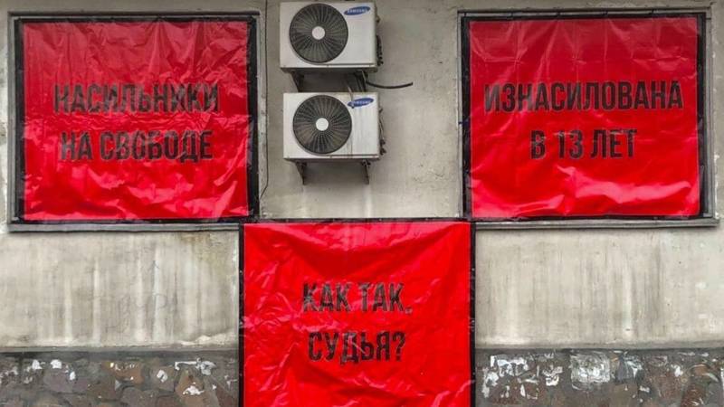 «Три билборда по-кыргызски». В Бишкеке появились плакаты, призывающие обратить внимание на дело об изнасиловании девочки в Тоне
