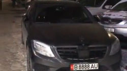 «Мерседес S600» со штрафами на 34 тыс. сомов припарковали на тротуаре. Видео
